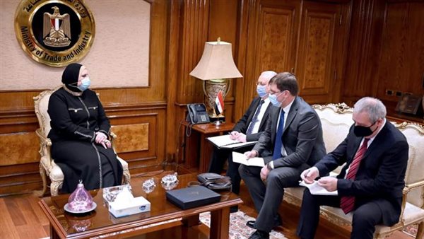 وزيرة التجارة تناقش