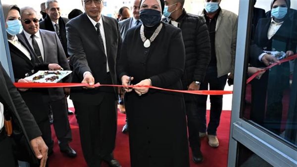 وزيرة الصناعة تفتتح