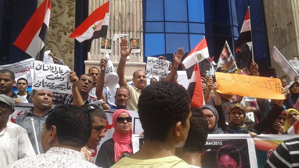 وقفة المعلمين امام