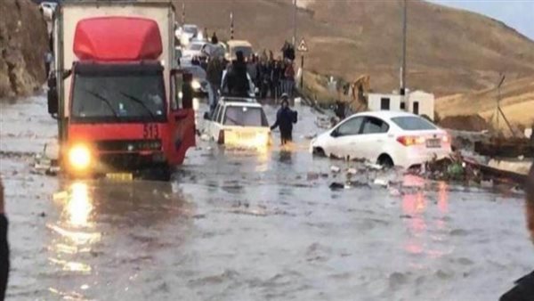 السيول تجرف 4 سيارات