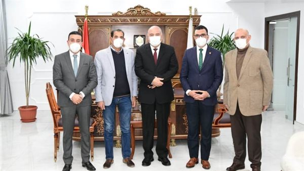 محافظ قنا يبحث إطلاق