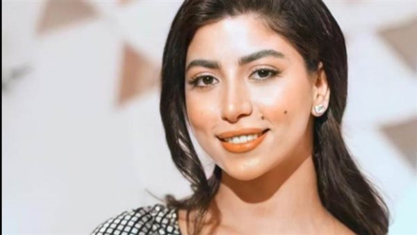 كارولين عزمي