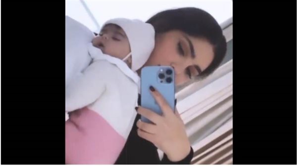 قمر وابنتها لونا