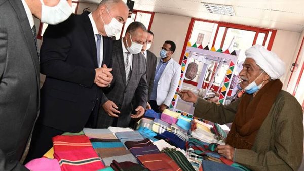 محافظ قنا يتفقد معرض