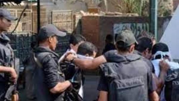 قوات الأمن تلقي القبض