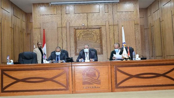 اجتماع محافظ قنا