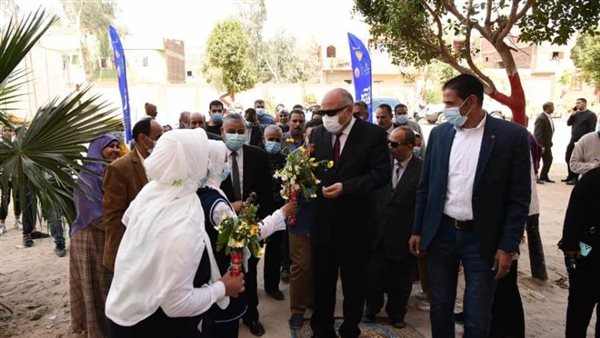زيارة محافظ قنا لمبادرة