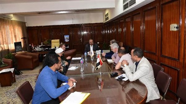 اجتماع محافظ قنا