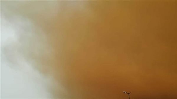 عاصفة ترابية بالبحر