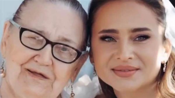 نيللي كريم ووالدتها