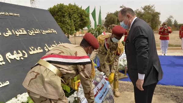 محافظ أسيوط يضع إكليل