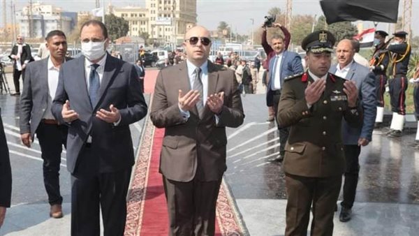 محافظ بني سويف يضع