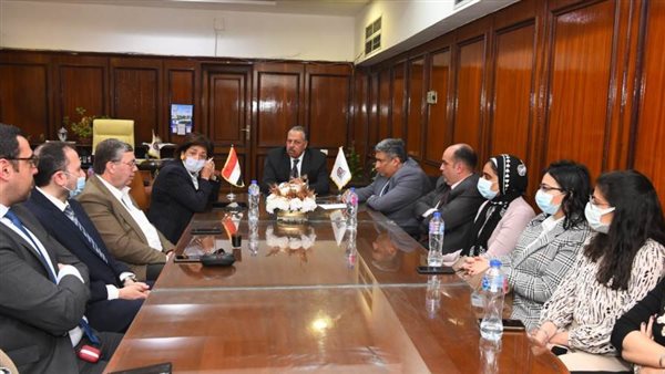 اجتماع محافظ قنا