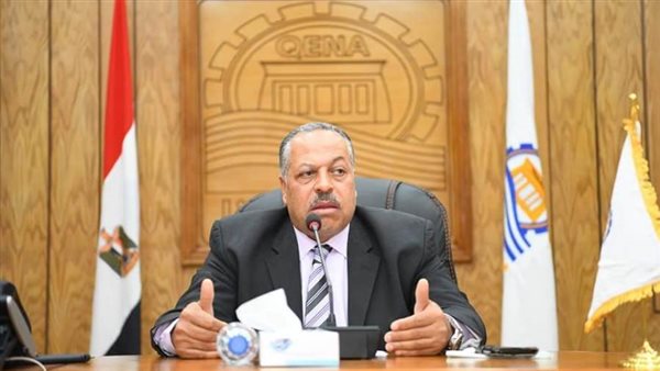 محافظ قنا يتابع رقمنة