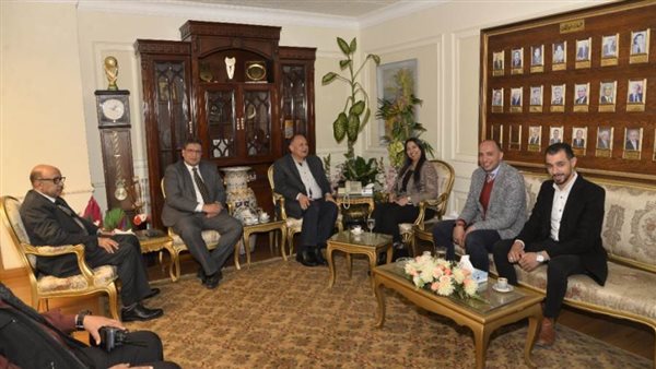 محافظ أسيوط يبحث