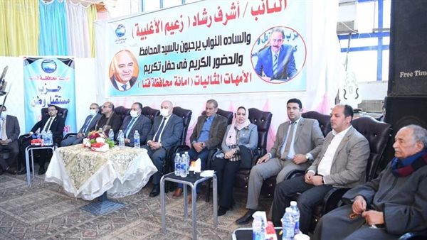 محافظ قنا يشهد تكريم