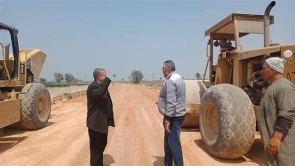 بدء أعمال رصف الطريق