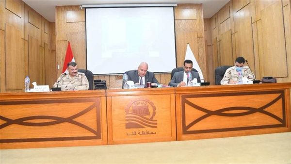 اجتماع محافظ قنا