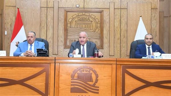 اجتماع محافظ قنا