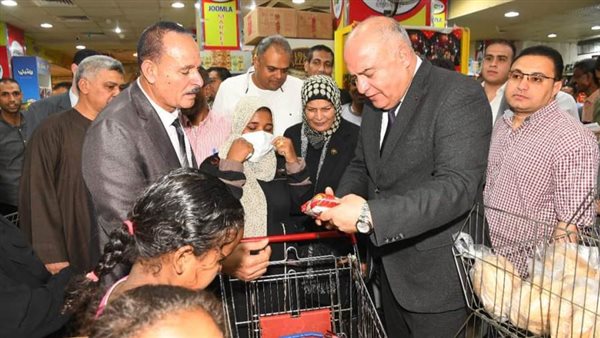 محافظ قنا يفاجئ المجمعات