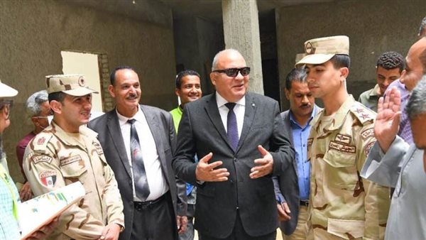 محافظ قنا يجرى جولة