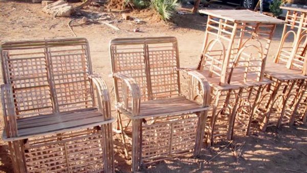 كراسي وترابيزات من