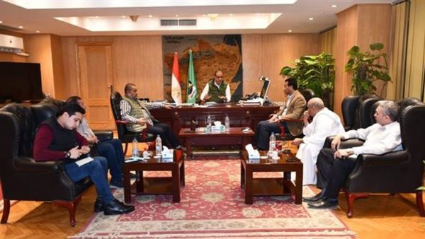 محافظ الفيوم يناقش