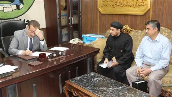 مواطن يهدي مصحفا