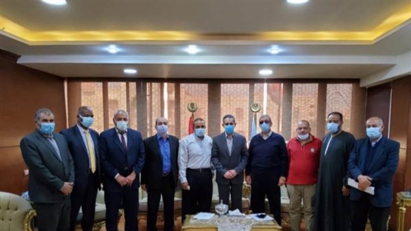 محافظ الغربية يجتمع