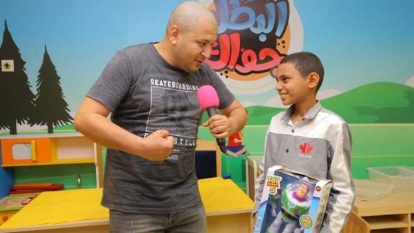 على فايز يحلق رأسه