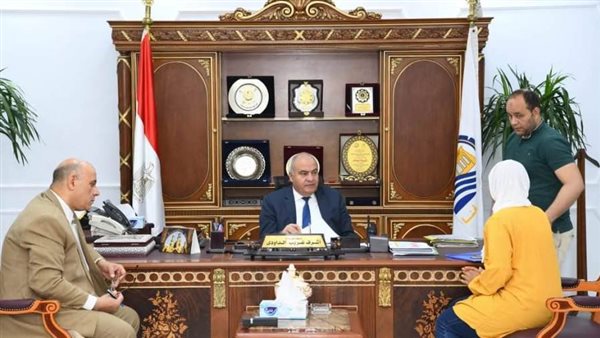 محافظ قنا يستقبل