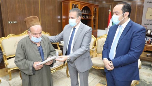 محافظ المنوفية يسلم