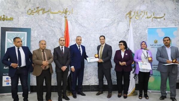 محافظ سوهاج يكرم