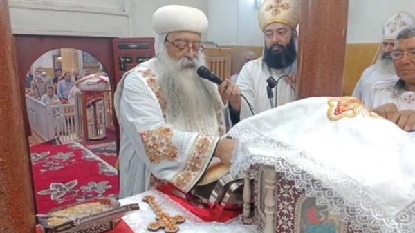 أسقف دشنا يصلي القداس