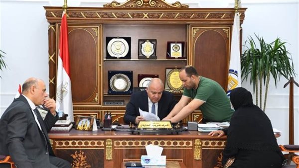 محافظ قنا يستقبل