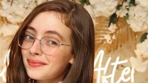 طفل يقود سيارة والده