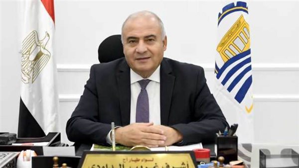 محافظ قنا يلتقي الشباب