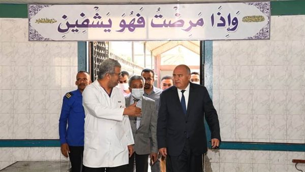 محافظ قنا يزور مصابي