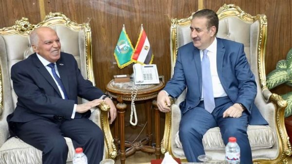 محافظ المنوفية يهدي