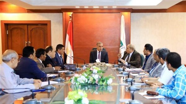 محافظ سوهاج يبحث