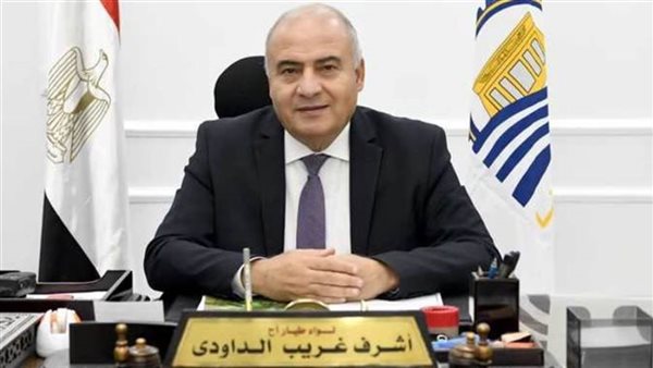 محافظ قنا يقدم التهنئة