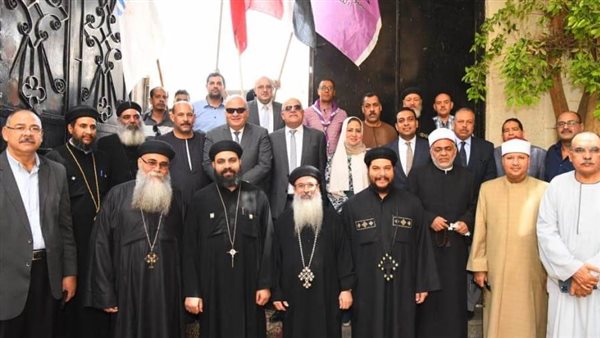 محافظ قنا يهنئ أقباط