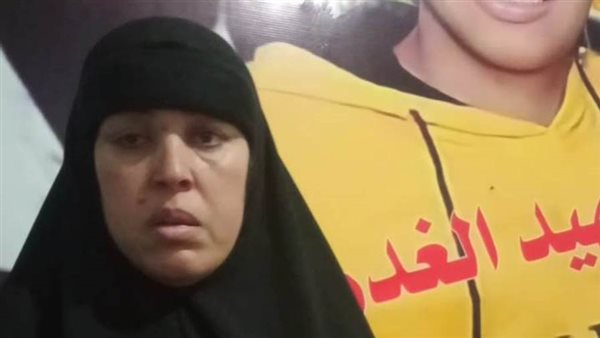 كان وحيد أمه .. والدة