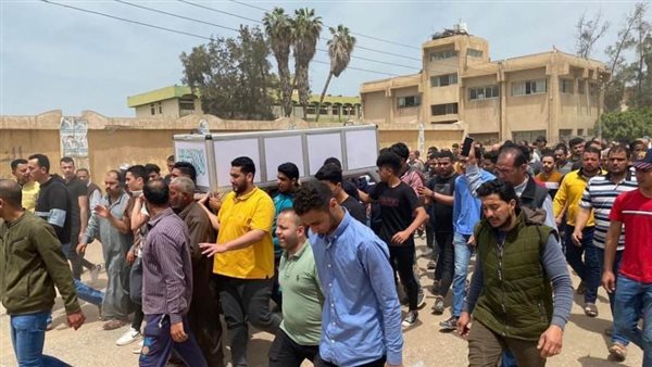 أهالي دكرنس يشيعون