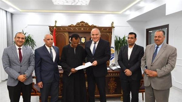 محافظ قنا يسلم عقدين