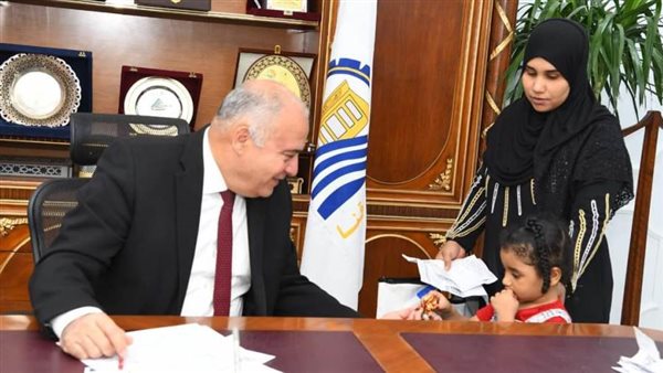 محافظ قنا يستقبل