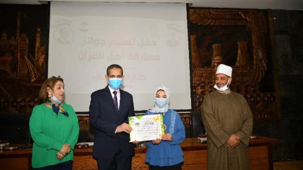 محافظ الغربية يكرم