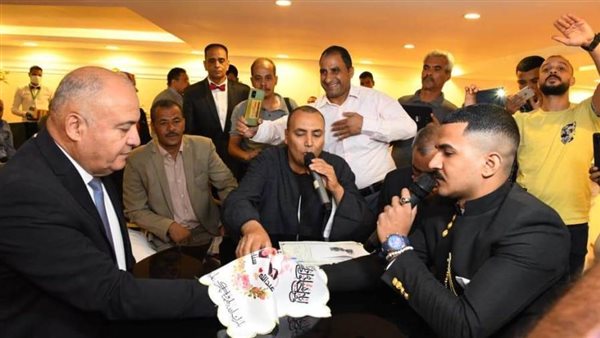 محافظ قنا وكيلا لعروسين