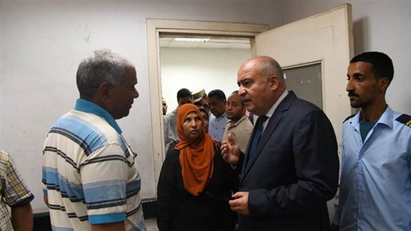 محافظ قنا يصطحب سيدة