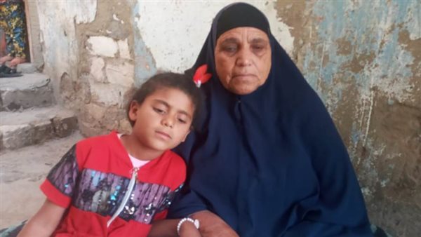 مات أبوها وهجرتها